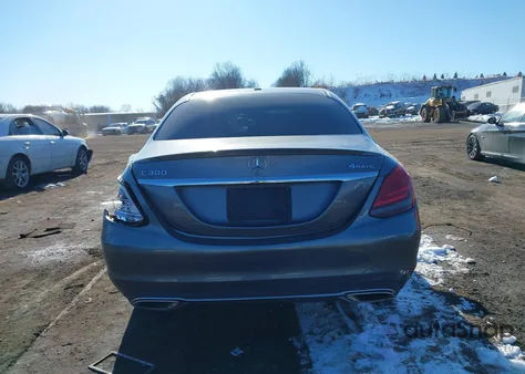 2019 Mercedes-Benz C 300 4Matic z USA, uszkodzony, nr VIN 55SWF8EB7KU305497